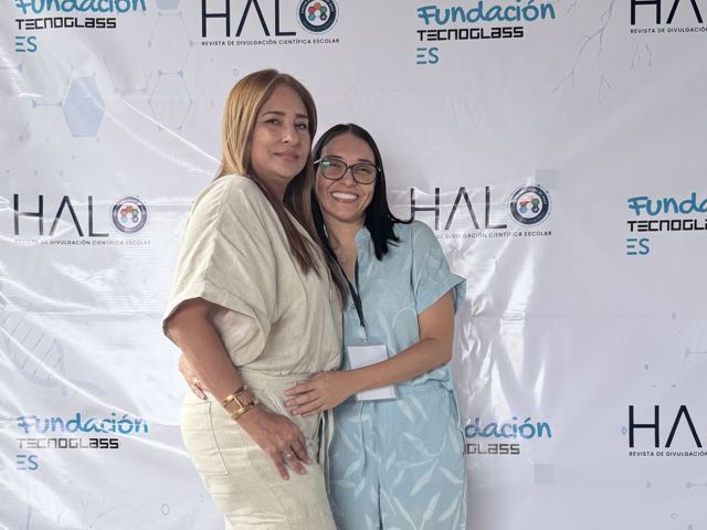Presentadoras frente al círculo HALO